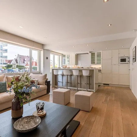 Spacious Nearby The Beach On Top Location In